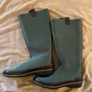 Aetrex stretch boots with leather accents.